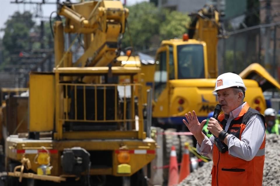 El director del STC Metro, Guillermo Calderón, indicó que se han retirado 4 mil 414 metros cúbicos de balasto.