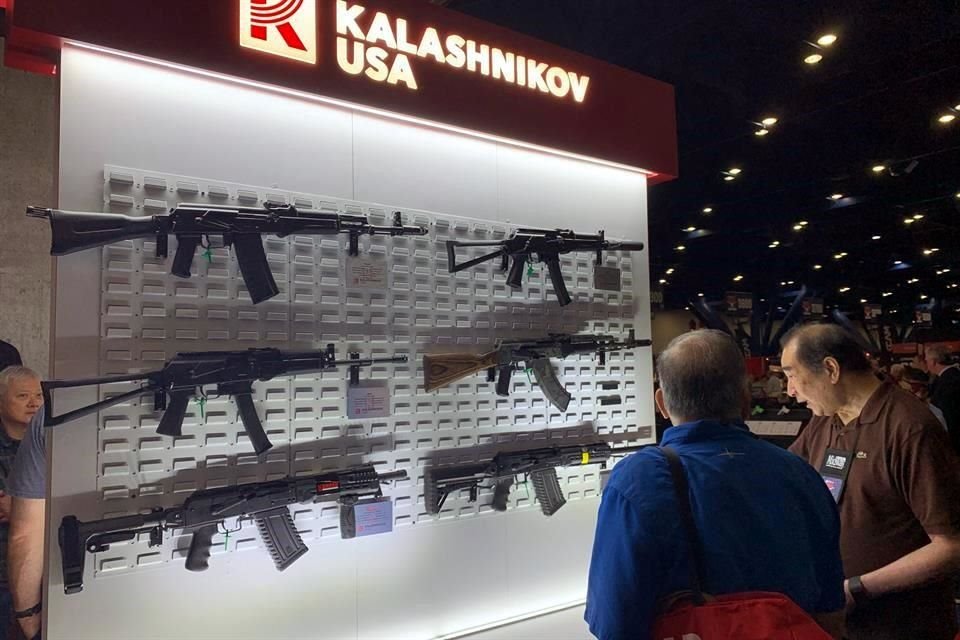 Personas observan rifles Kalashnikov en la convención de la NRA.