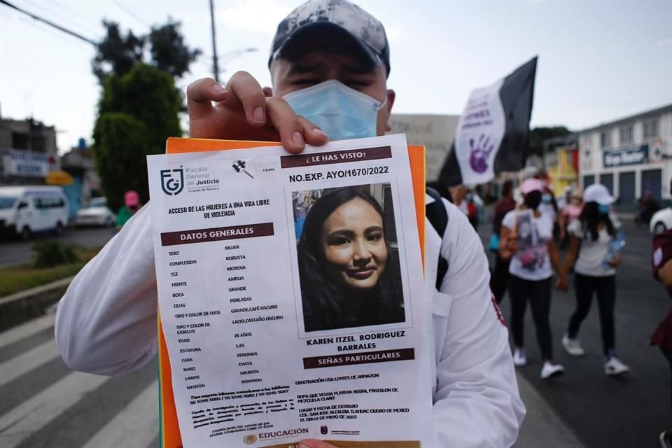 Familiares de Karen, estudiante del IPN, marcharon en Tláhuac para exigir justicia frente a su desaparición.