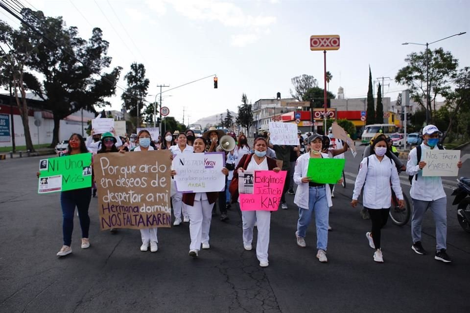 Cerca de 50 jóvenes del Centro Interdisciplinario de Ciencias de la Salud del IPN, así como familiares de la egresada de Odontología, realizaron la marcha 'Todavía te buscamos'.