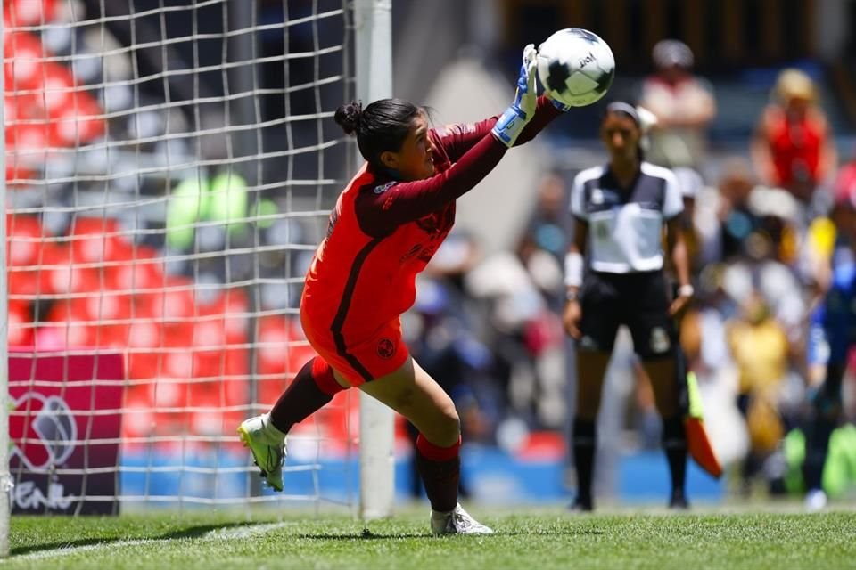 La arquera Fedra Cota atajó dos penales en la serie.