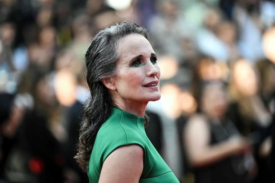 La actriz Andie MacDowell llegó con un look que llamó la atención en verde esmeralda.