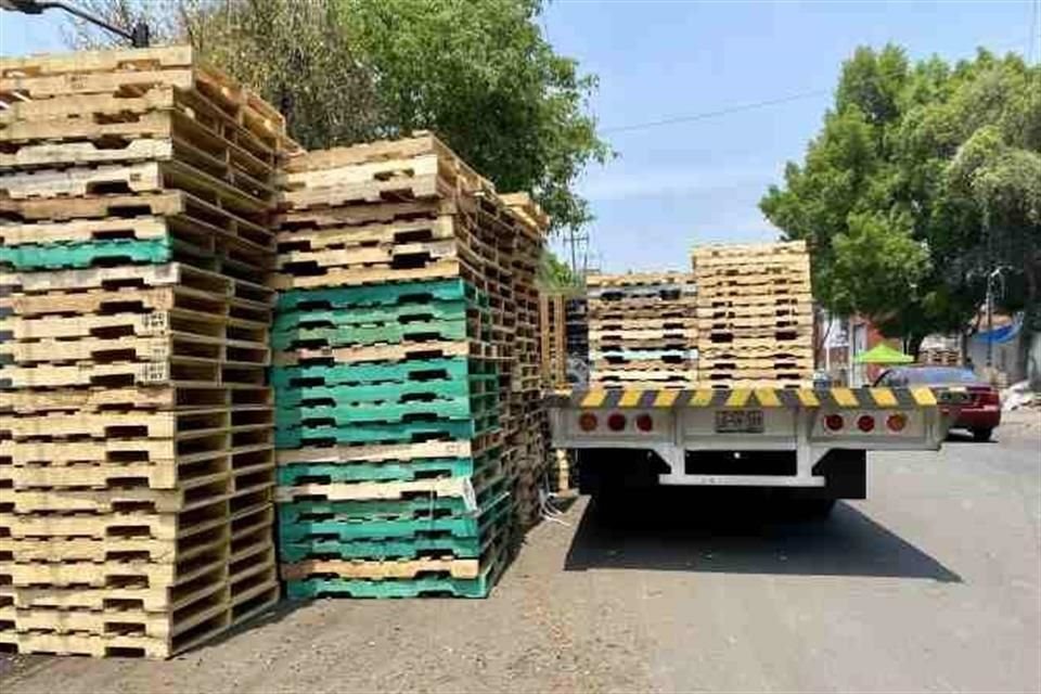 Hasta cuatro de los seis carriles de Calzada Coltongo son invadidos por vendedores de tarimas.