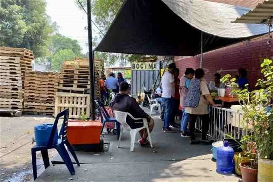 Incluso hasta sillas han puesto los comerciantes para vender cómodamente.