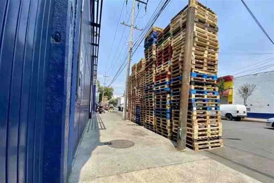 Las estructuras de madera son acumuladas en torres de aproximadamente cuatro metros.