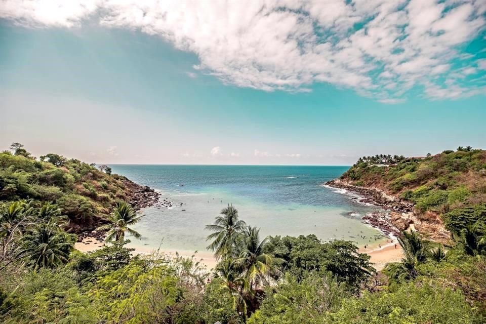 Algunos viajeros suelen elegir Puerto Escondido como punto de partida y se lanzan a conocer los rincones de una costa que hipnotiza.