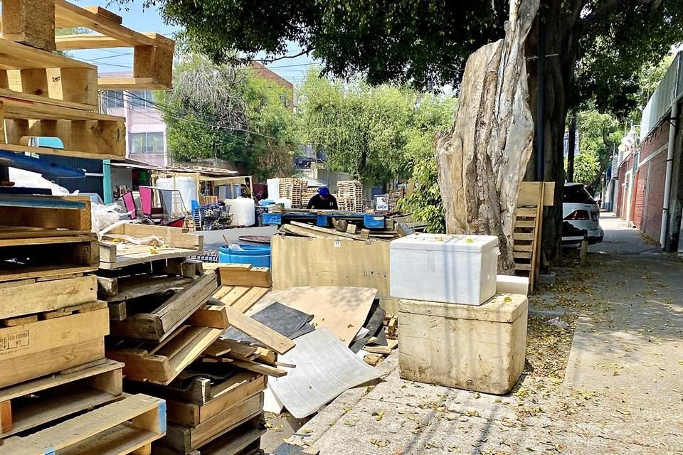 En la calzada Coltongo, en Azcapotzalco, vecinos han sido amenzados por reportar las torres de tarimas que obstruyen las vialidades.