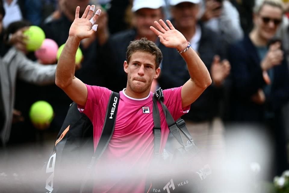 Así se despidió Diego Schwartzman del graderío, que lo apoyó a elevada voz durante el partido.