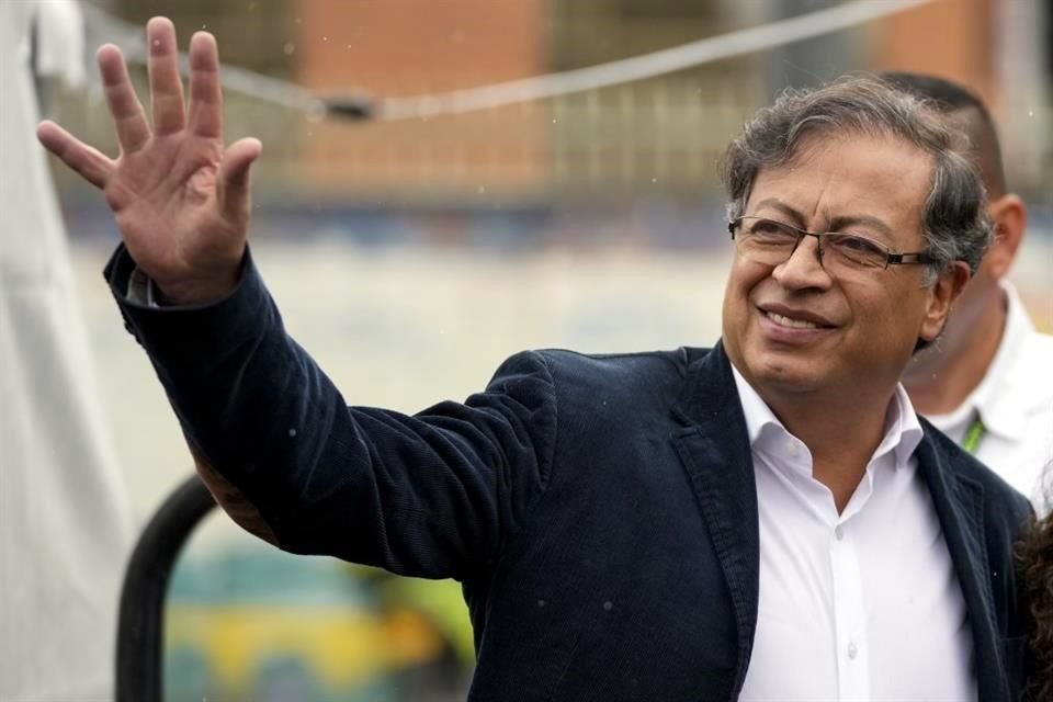 El candidato presidencial Gustavo Petro al llegar a depositar su voto en Bogotá.