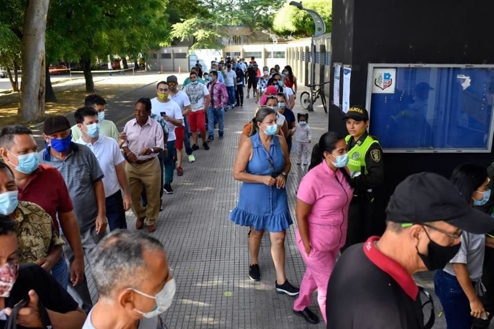 Personas en Cúcuta, Colombia, hacen fila para participar en las elecciones presidenciales de este domingo.