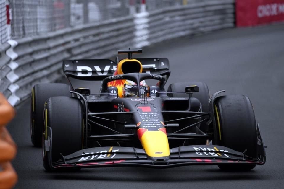 Max Verstappen subió al podio tras cruzar la meta detrás de Charles Leclerc.