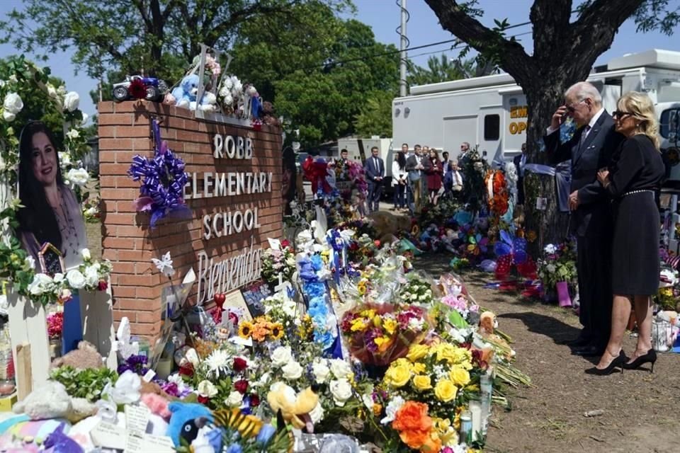 Biden y la Primera Dama colocaron un arreglo floral en el Memorial para las víctimas.