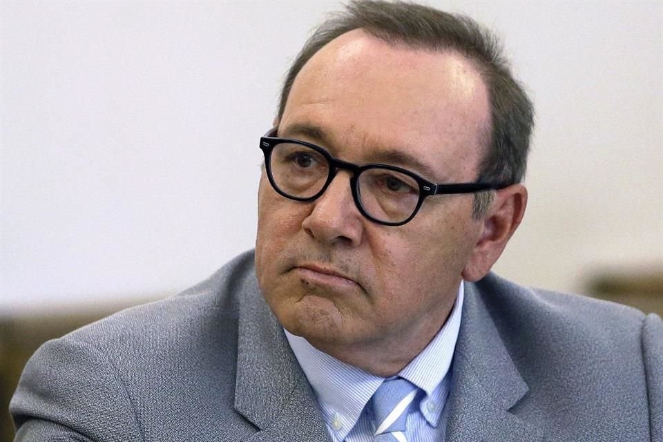 Autoridades británicas buscan la extradición formal contra el actor Kevin Spacey para enfrentar sus cargos por abuso sexual en Reino Unido.