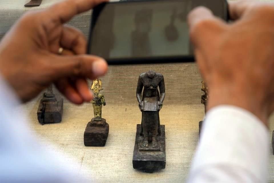 Destaca una estatuilla de bronce sin cabeza del arquitecto Imhotep, a quien se le atribuye la construcción de la pirámide escalonada del faraón Djeser, en Saqqara.