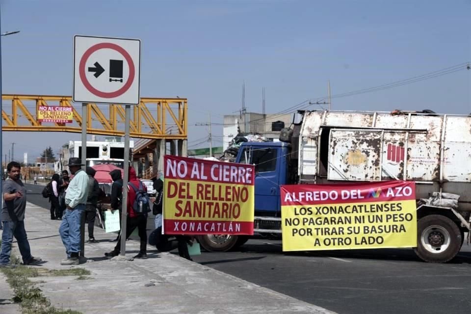 Trabajadores de recolección de basura bloquearon con residuos la carretera Toluca-Naucalpan para exigir la reapertura de relleno sanitario.