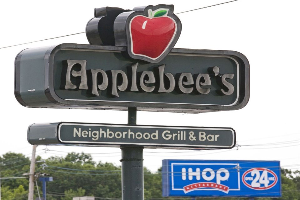 En mayo, la empresa matriz de Applebee's, Dine Brands, dijo que planeaba cerrar entre 25 y 35 de los locales de la marca en Estados Unidos. 