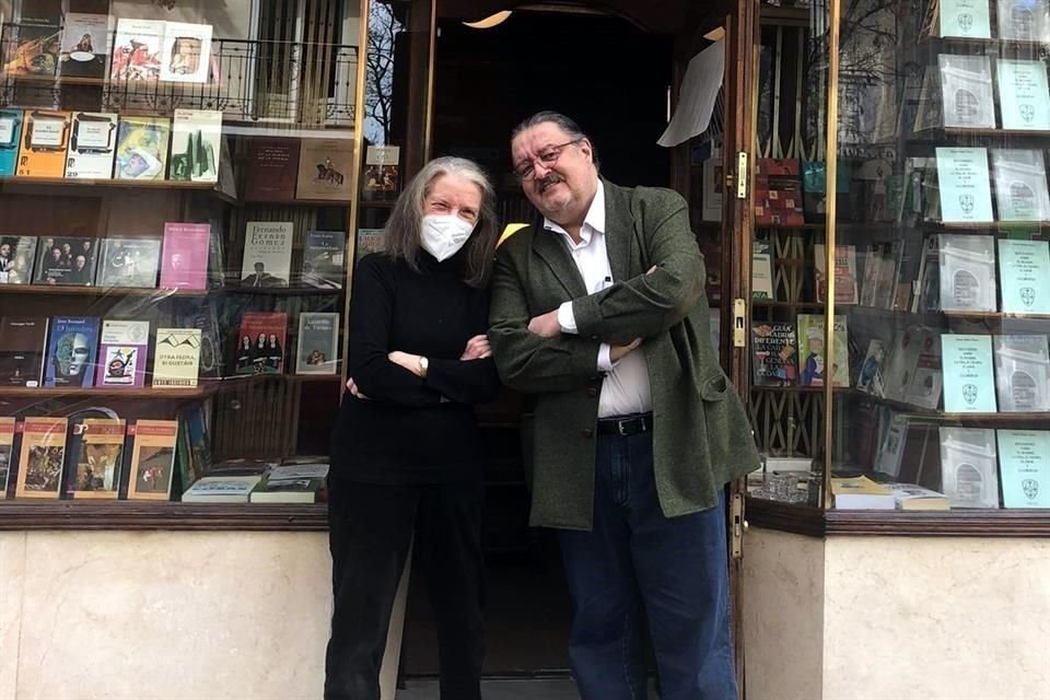 Jorge F. Hernández se alista ya para su nuevo encargo; en la imagen, con Ana Serrano, una de expropietarias de la librería, quien lo ha orientado.