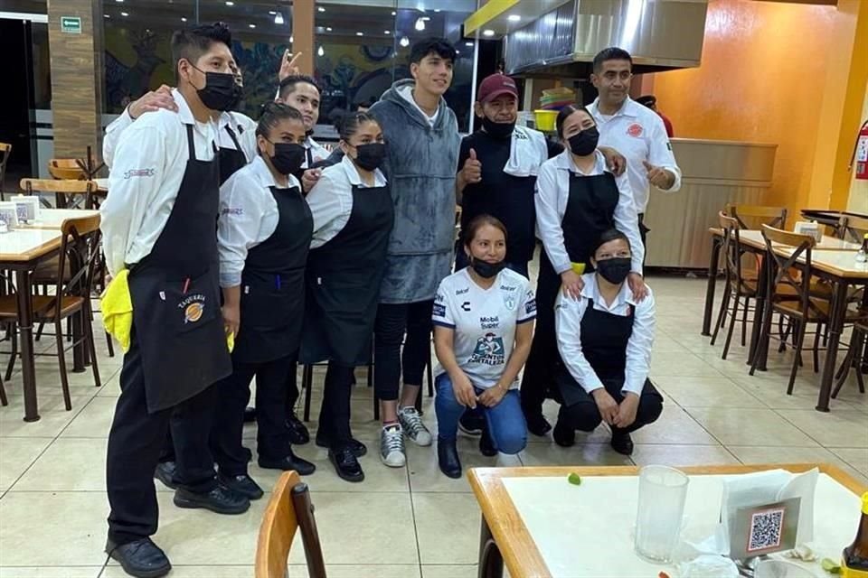 El jugador del Pachuca se tomó la foto del recuerdo con empleados de una taquería.