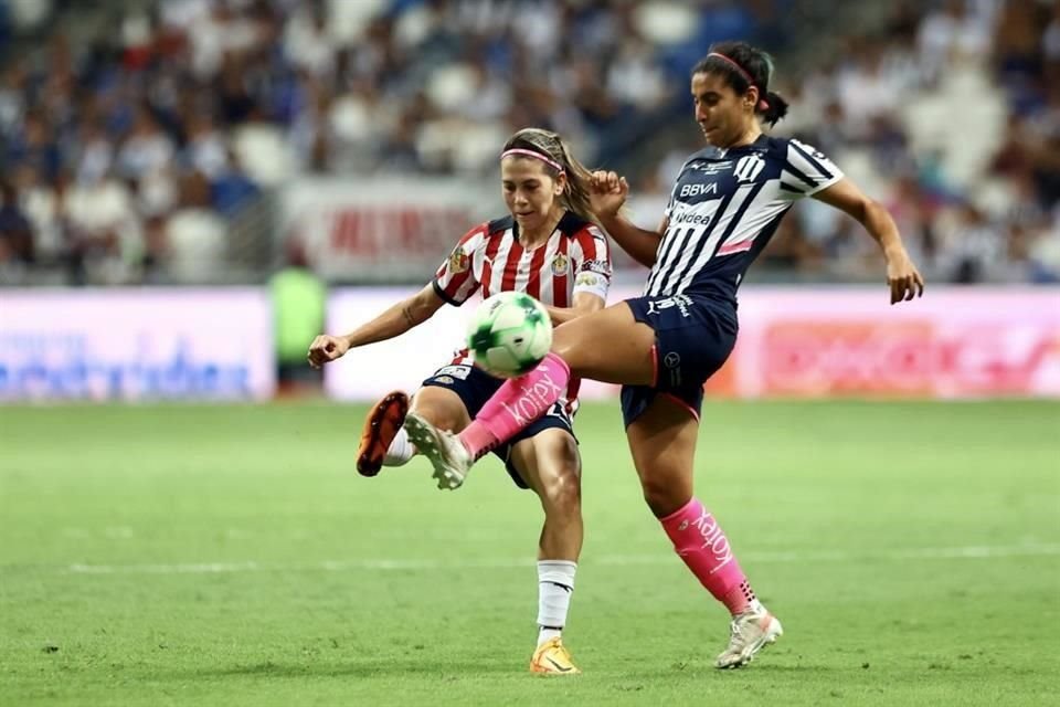 Mariana Cadena intentando tapar una aproximación de la goleadora Cervantes.