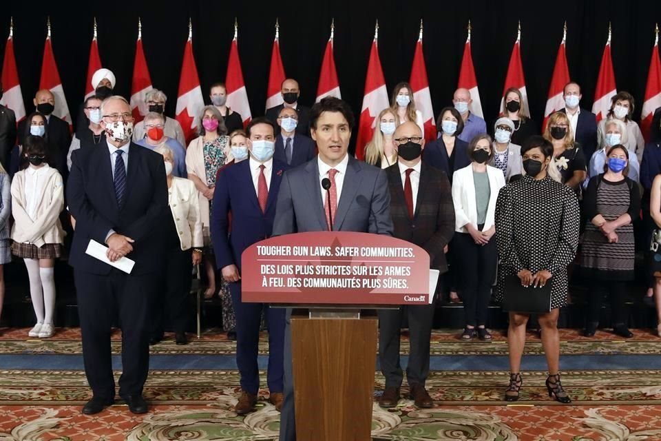 El Primer Ministro Justin Trudeau al anunciar la legislación para congelar la tenencia de armas de fuego.