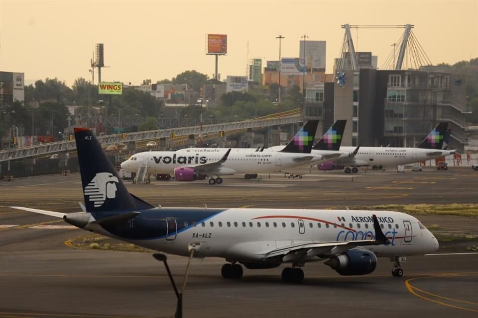 Aviones comerciales a punto de despegar del Aeropuerto Internacional de la Ciudad de México.