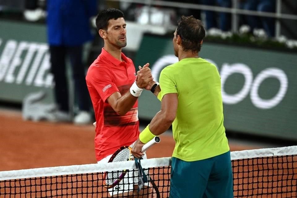 El ganador Rafael Nadal despidiendo al perderdor Novak Djokovic.