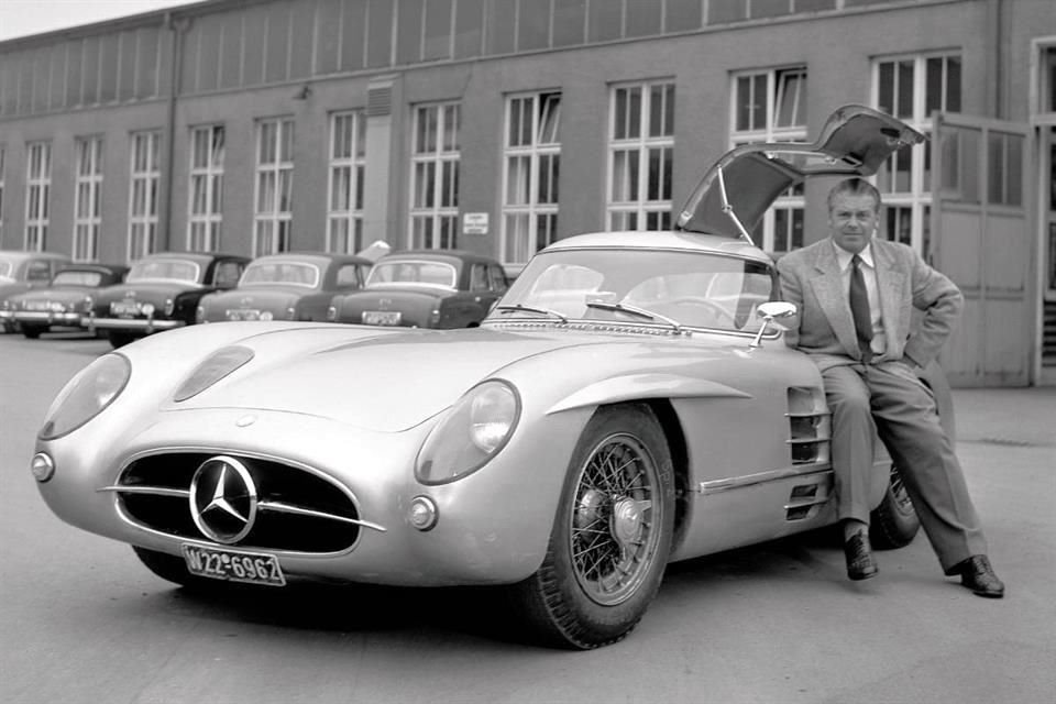 Mercedes-Benz planeó que el 300 SLR estuviera en las pistas, pero una tragedia lo llevó a las calles.