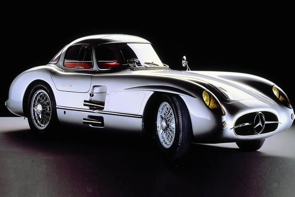 Mercedes-Benz planeó que el 300 SLR estuviera en las pistas, pero una tragedia lo llevó a las calles.