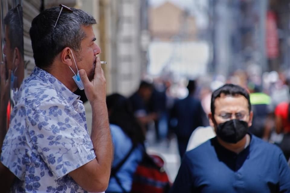 Visitantes del Centro Histórico criticaron que, a pesar de entrar en vigor, no hubiera letreros sobre la restricción para fumar.