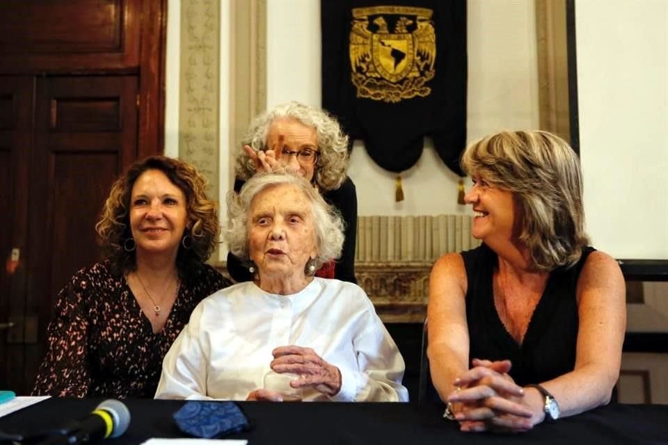En un momento divertido, Marta Lamas le pone cuernos a Poniatowska. Entre ellas, Guadalupe Alonso y Adriana Malvido.