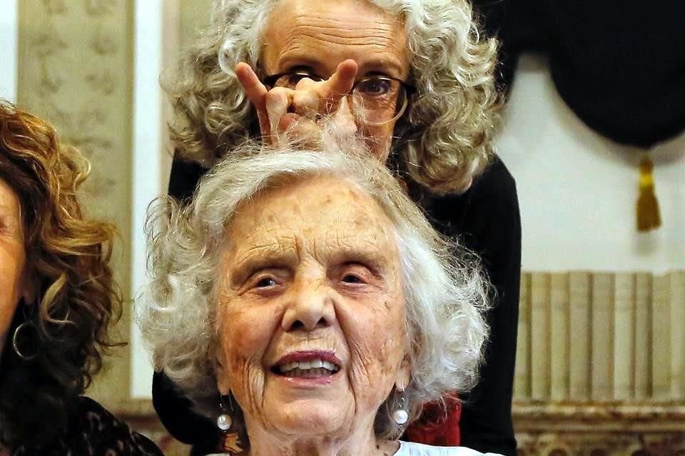 En un momento divertido, Marta Lamas le pone cuernos a Poniatowska. Entre ellas, Guadalupe Alonso y Adriana Malvido.