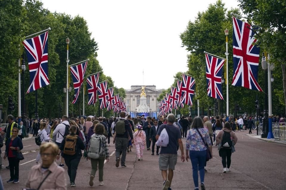 Reino Unido cubrió sus calles con cientos de banderas con los colores blanco, azul y rojo.