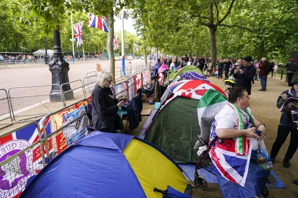 Fanáticos acampan para obtener mejores vistas durante las celebraciones.