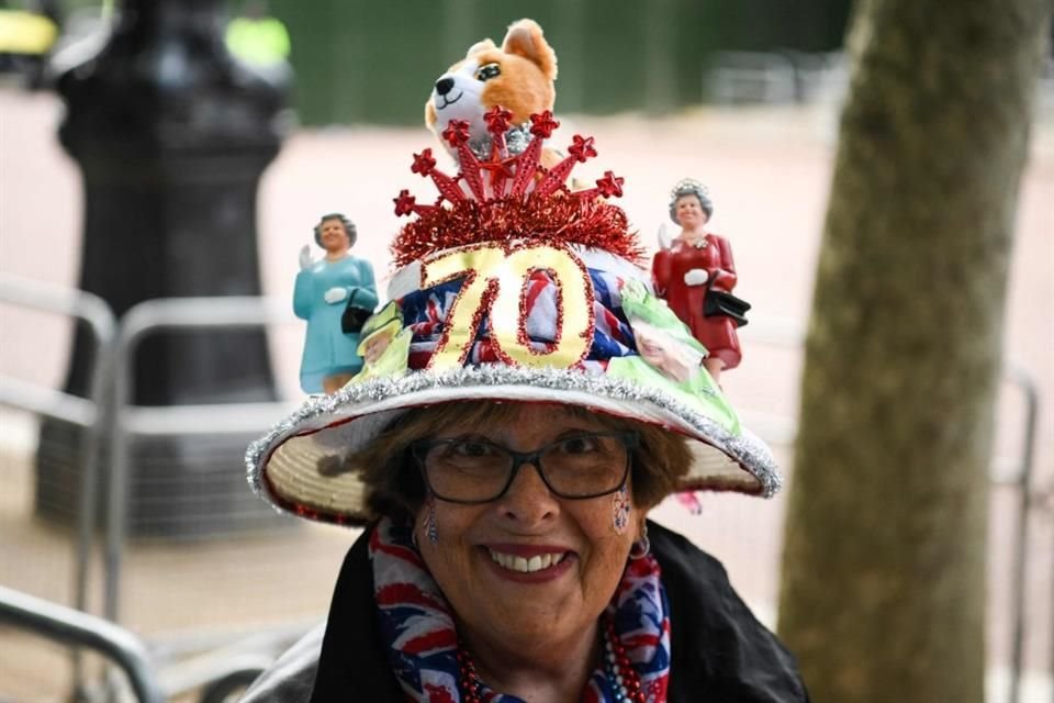 Británicos han hecho adornos de topo tipo, como sombreros en honor a la Reina Isabel.
