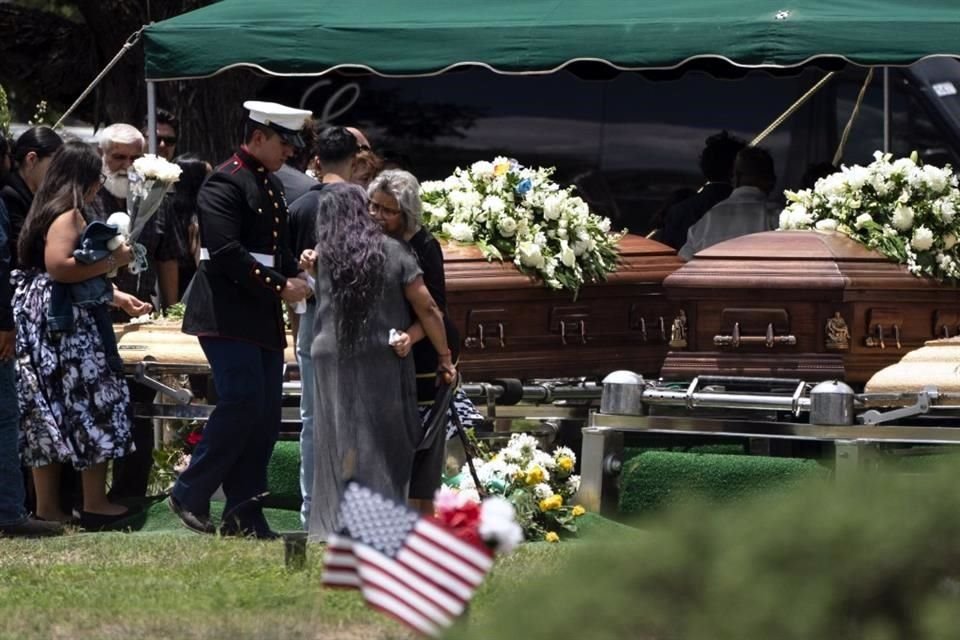 Amigos y familiares dan el último adiós a Irma  y Joe García.