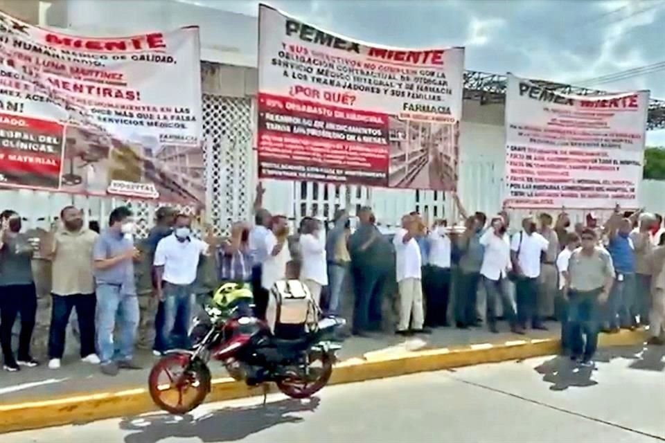 Aunque Pemex tuvo 5 mil 400 mdd extra por el incremento en los precios del crudo, sindicalizados protestaron ayer por falta de medicinas en hospitales de la petrolera.