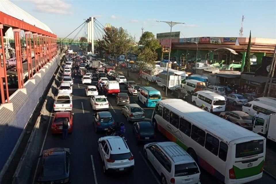 Calzada Ignacio Zaragoza totalmente paralizada a la altura de Metro Guelatao.