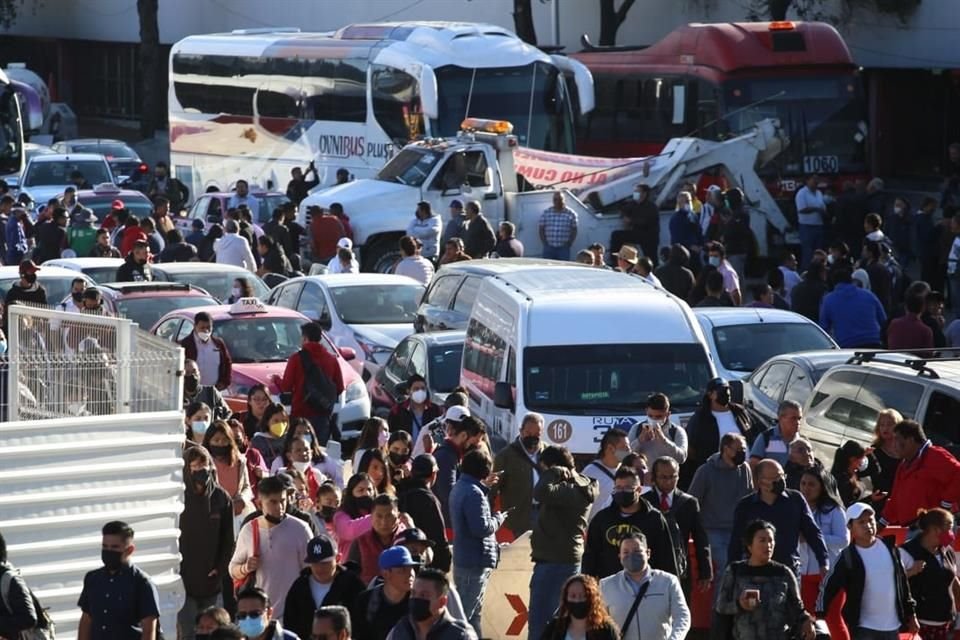 Transportistas bloquean distintas vialidades en la CDMX ante la exigencia de un ajuste al monto de las tarifas del transporte público.