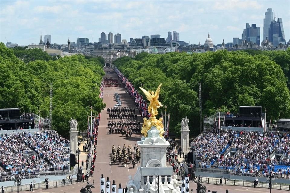 La monarca de Reino Unido fue aclamada por una inmensa multitud reunida en Londres.