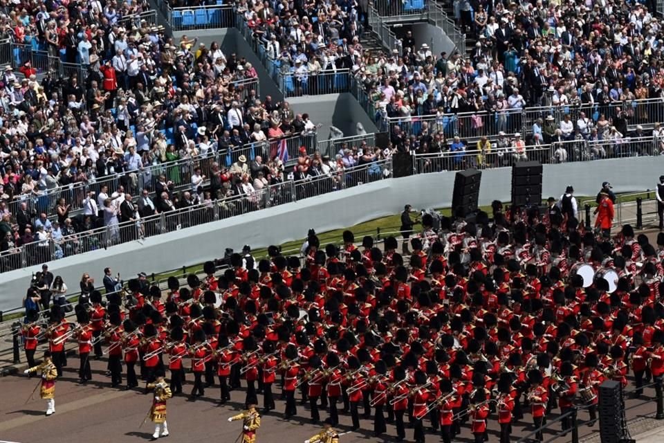 El Desfile del Estandarte estuvo conformado por mil 500 soldados con bandas musicales.