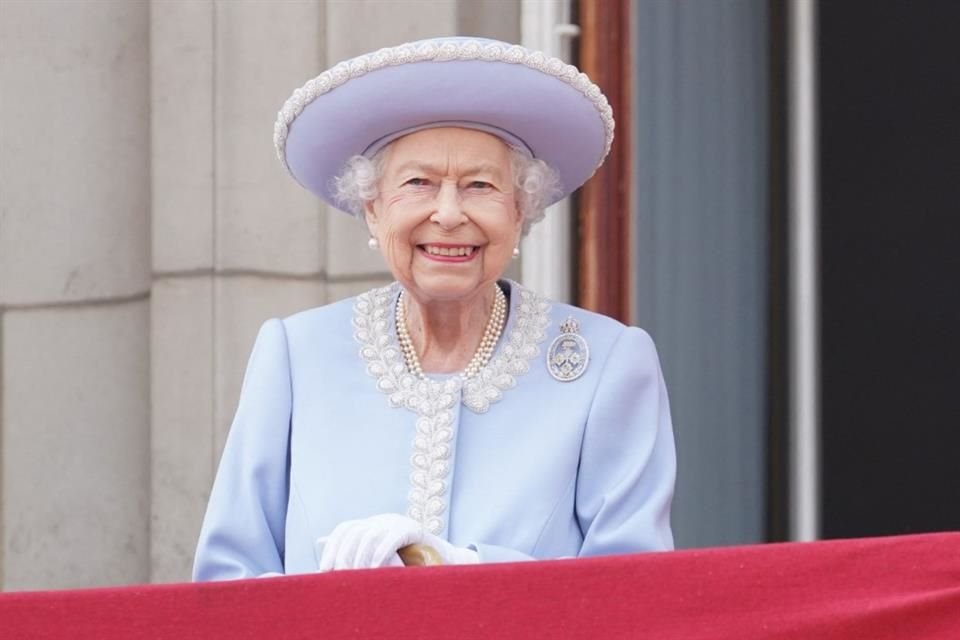 La Reina Isabel II vistió un abrigo y sombrero azul.