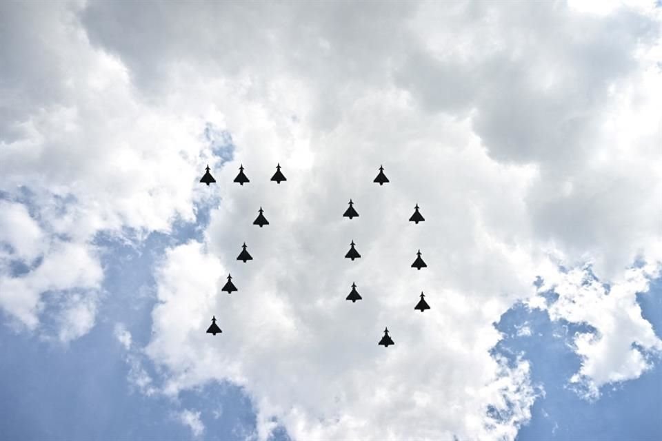 Los aviones de combate de la RAF volaron en formación para formar el número 70.