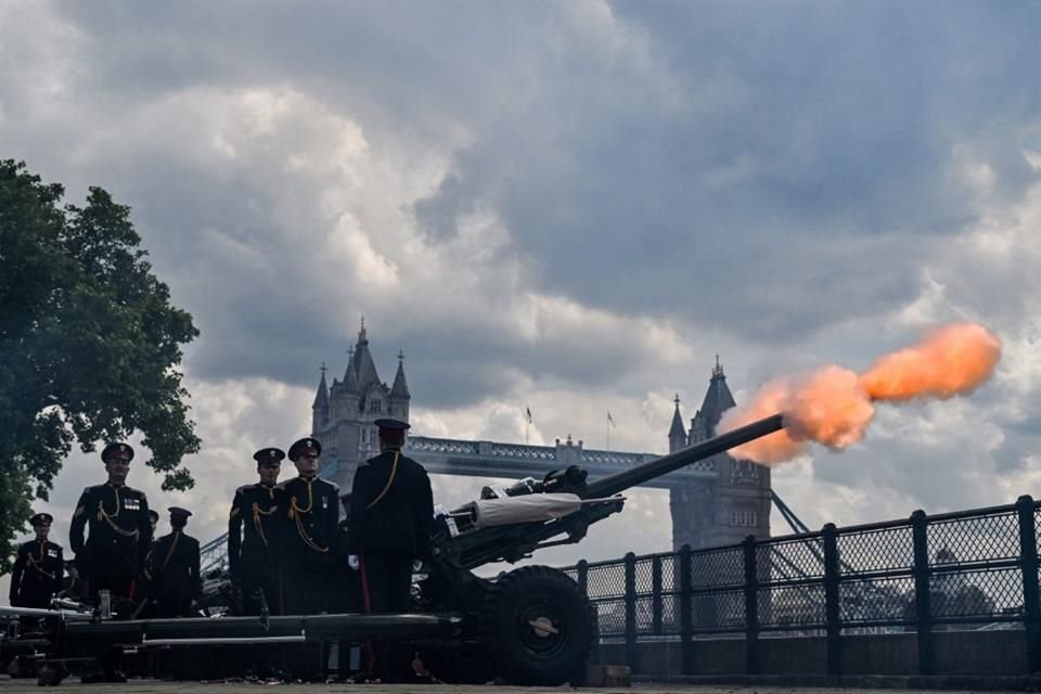 Salvas de cañón también resonaron en Londres y todo el Reino Unido en honor a la monarca.