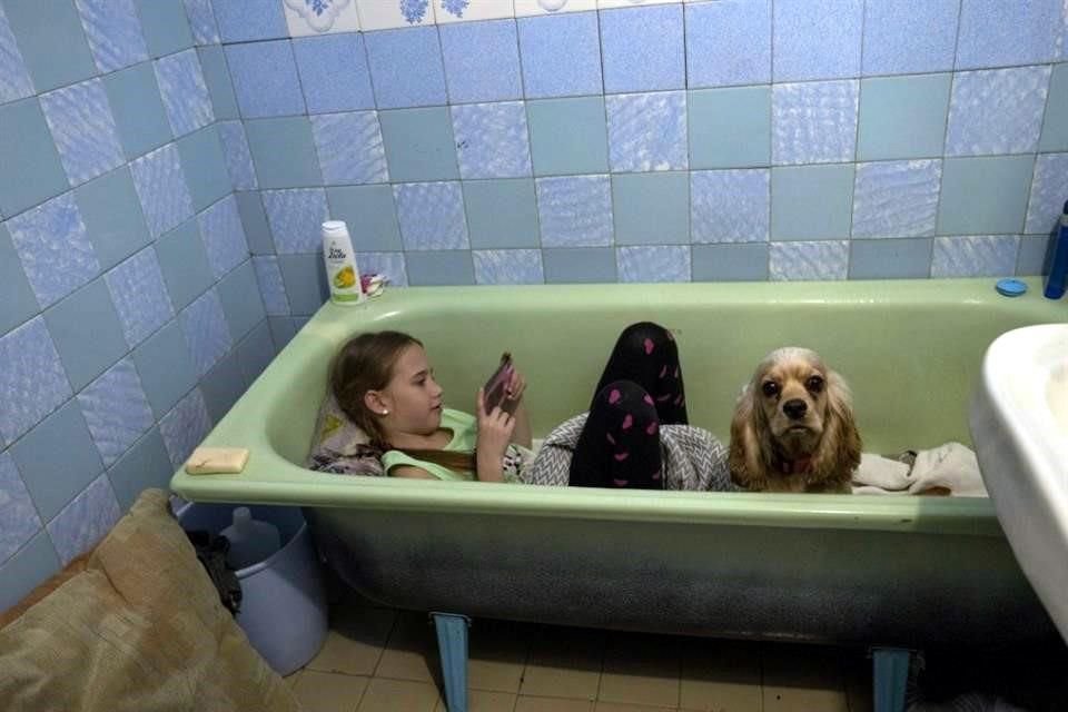 Hace cien días, las bañeras servían para darse un baño, ahora es el lugar donde una niña y su perro se esconden de las bombas.