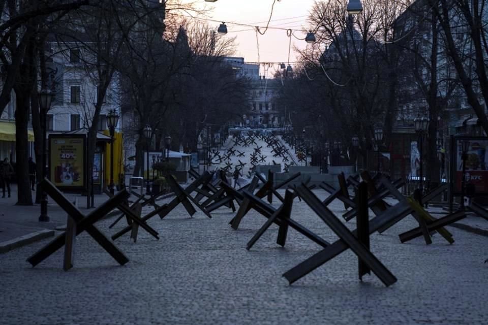 Barricadas antitanques bloquean una calle colocada en preparación para una posible ofensiva rusa en Odesa, Ucrania.