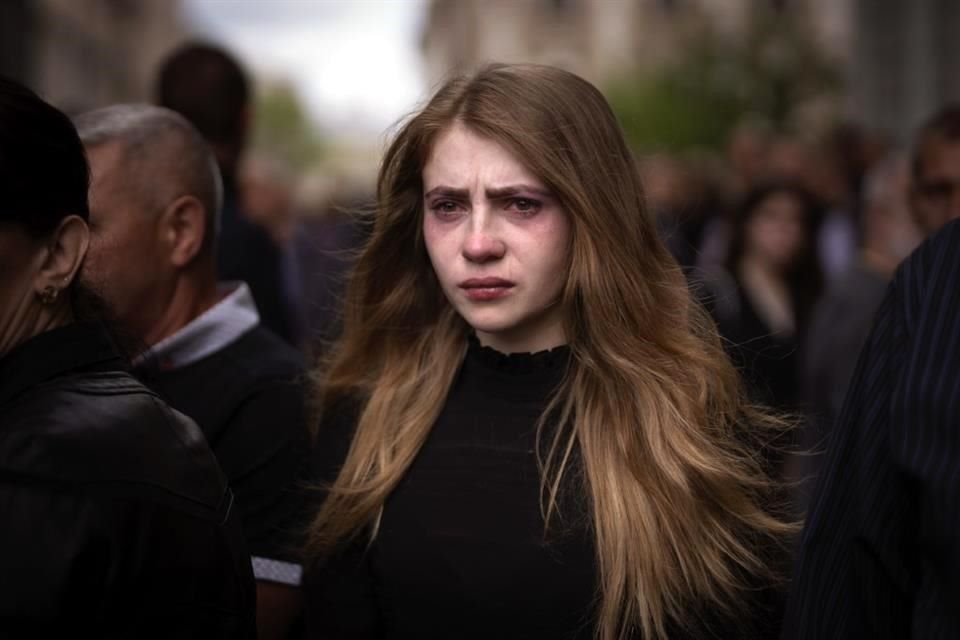 Una mujer llora durante los funerales de tres militares ucranianos asesinados en el este del país, en Lviv, Ucrania.