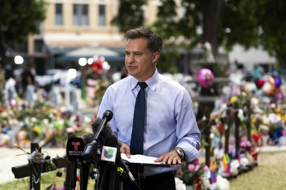 El senador estatal Roland Gutierrez habla a la prensa cerca de un memorial instalado en Uvalde para las víctimas del tiroteo.