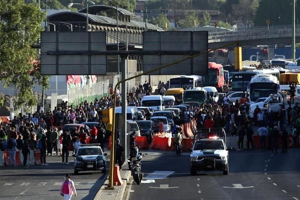 Mil 100 choferes de camiones, microbuses y peseros desquiciaron las vialidades para exigir un aumento a las tarifas.