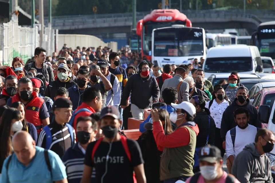 Gobierno de CDMX dijo que no cederá ante petición de alza en pasajes, pese a bloqueos por parte de transportistas que afectaron a usuarios.