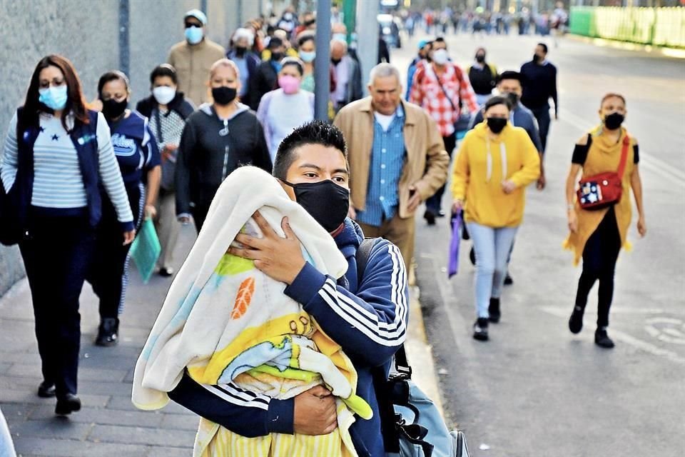 Ante los bloqueos de transportistas, las personas enfrentaron largas caminatas y la incertidumbre para llegar a sus lugares de trabajo.